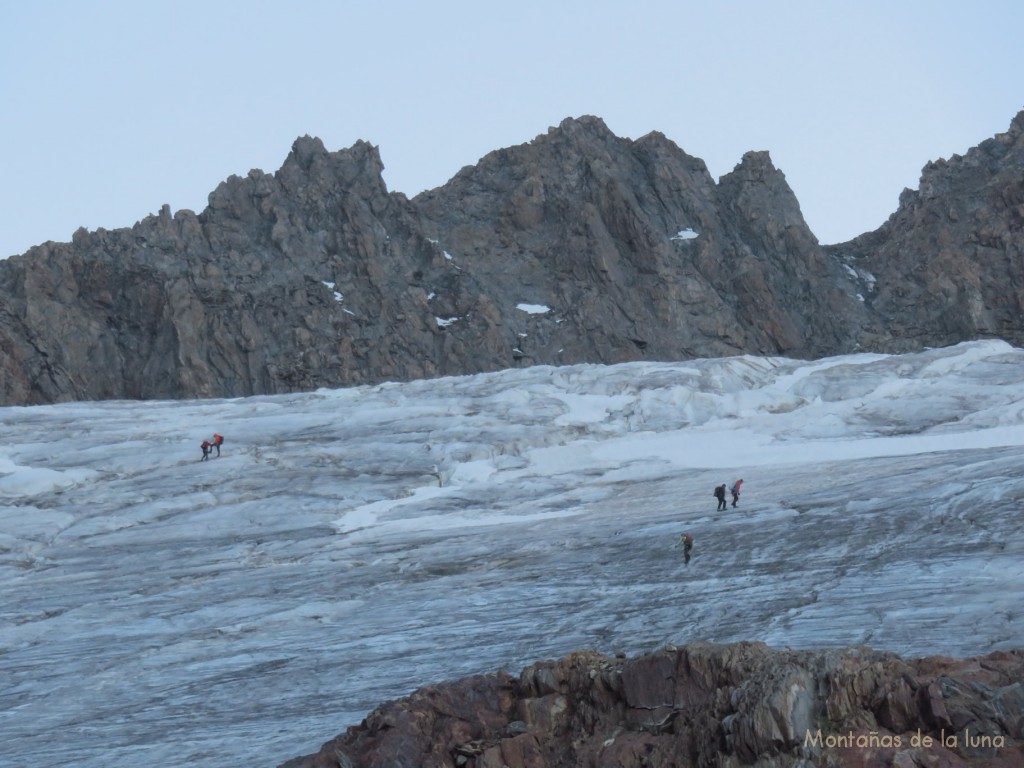 Las últimas cordadas en el primer glaciar